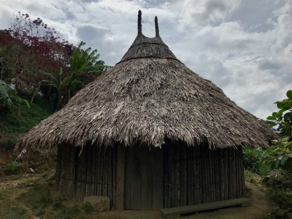 Indigene Rundhütte in Kolumbien