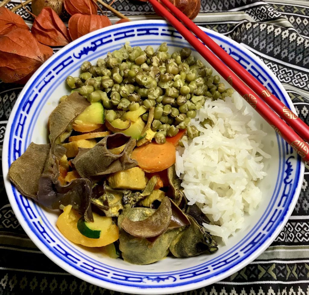 Rotes Curry mit Mu Err-Pilzen, Mungbohnen und Reis