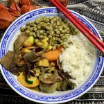 Rotes Curry mit Mu Err-Pilzen, Mungbohnen und Reis