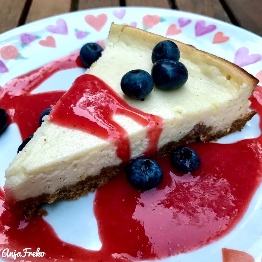 Nachtisch: New York Cheesecake mit Erdbeersoße und Blaubeeren