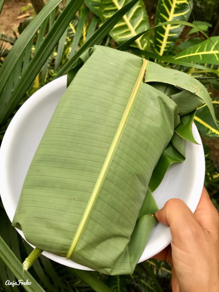 Kakao im Bananenblatt zum Fermentieren
