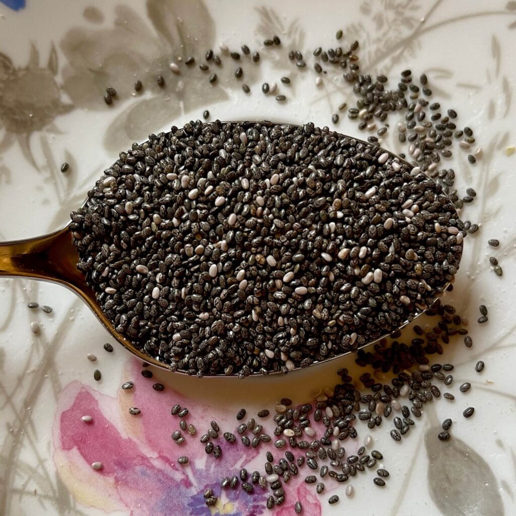 Chiasamen auf Löffel für die Darmgesundheit