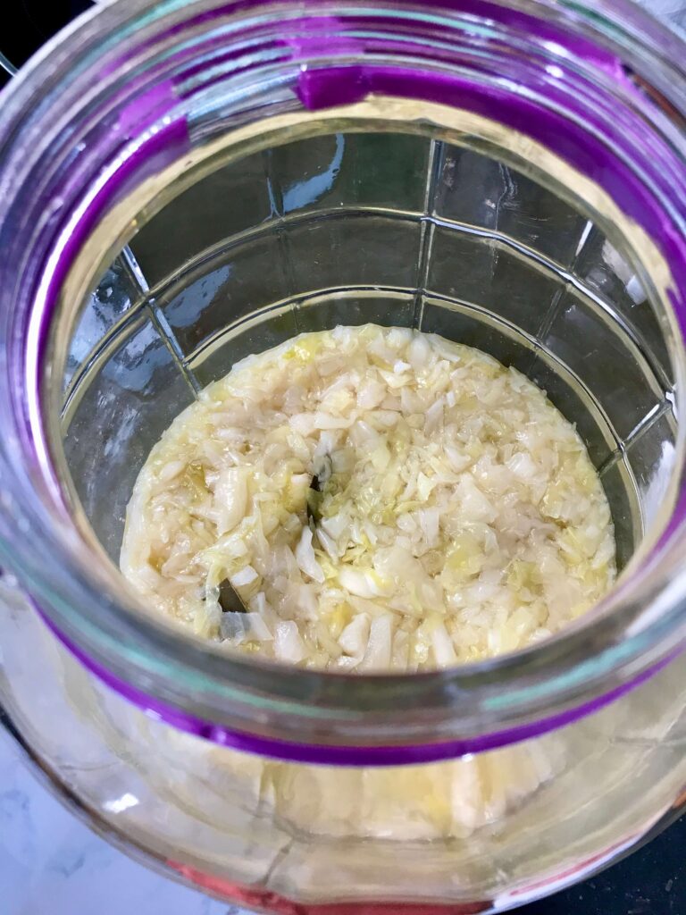 Sauerkraut im Topf gesunde Fermente