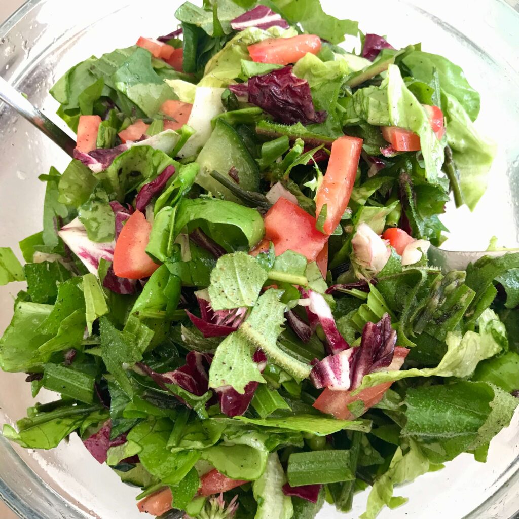 Wildkräutersalat mit Tomaten und Gurke