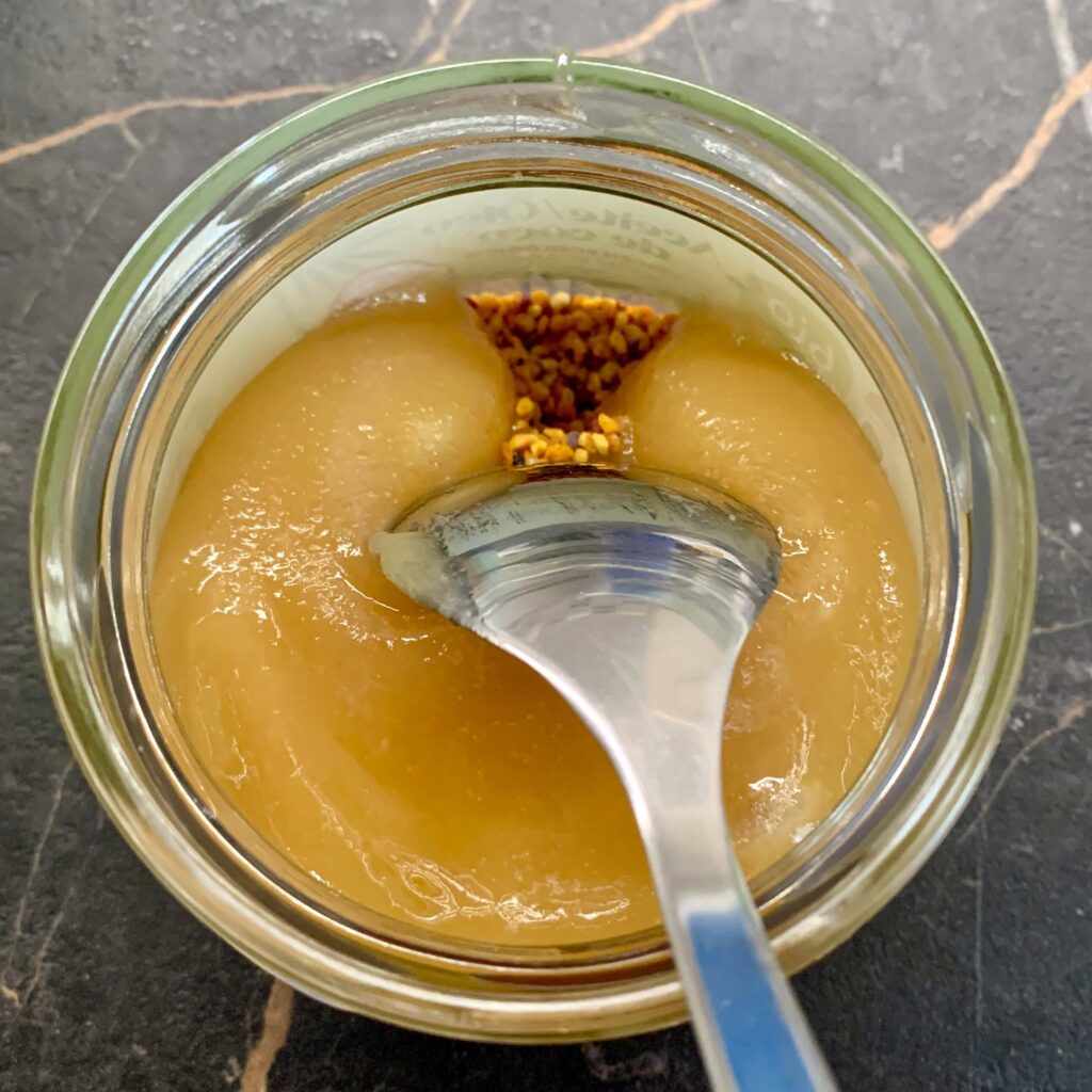 Pollen und Honig schichten für Bienenbrot