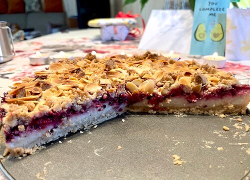 Pudding-Streuselkuchen mit Beeren zuckerreduziert