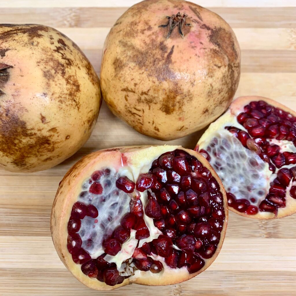 Frische, reife Granatäpfel